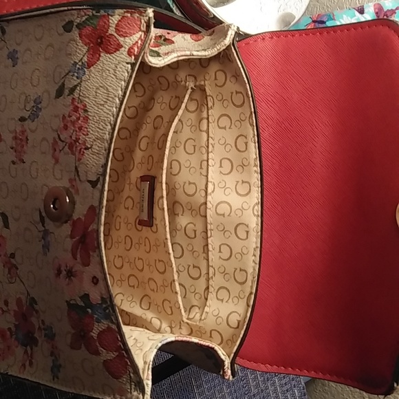 Small Guess purse, the long strap is removable and adjustable. - Picture 3 of 3